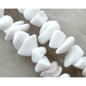 Erose jade bead, Dye chips, stabile, white, approx 4-12mm, 36 inch length