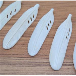 bone pendant, feather, white, approx 15-75mm